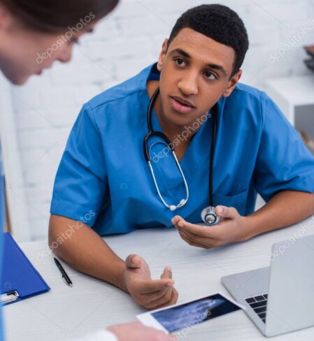 Tierärztin führt abdominalen Ultraschall bei einem Hund durch